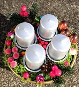 Adventní věnec ve zlaté misce