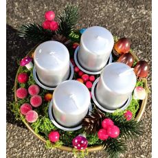 Adventní věnec ve zlaté misce