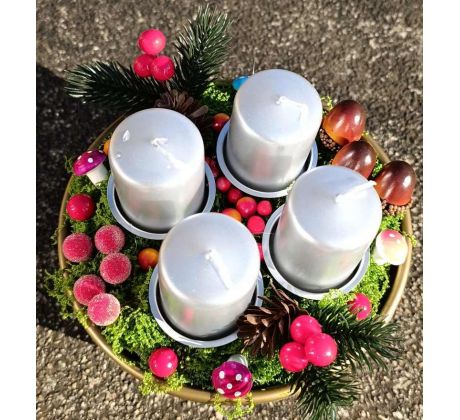 Adventní věnec ve zlaté misce